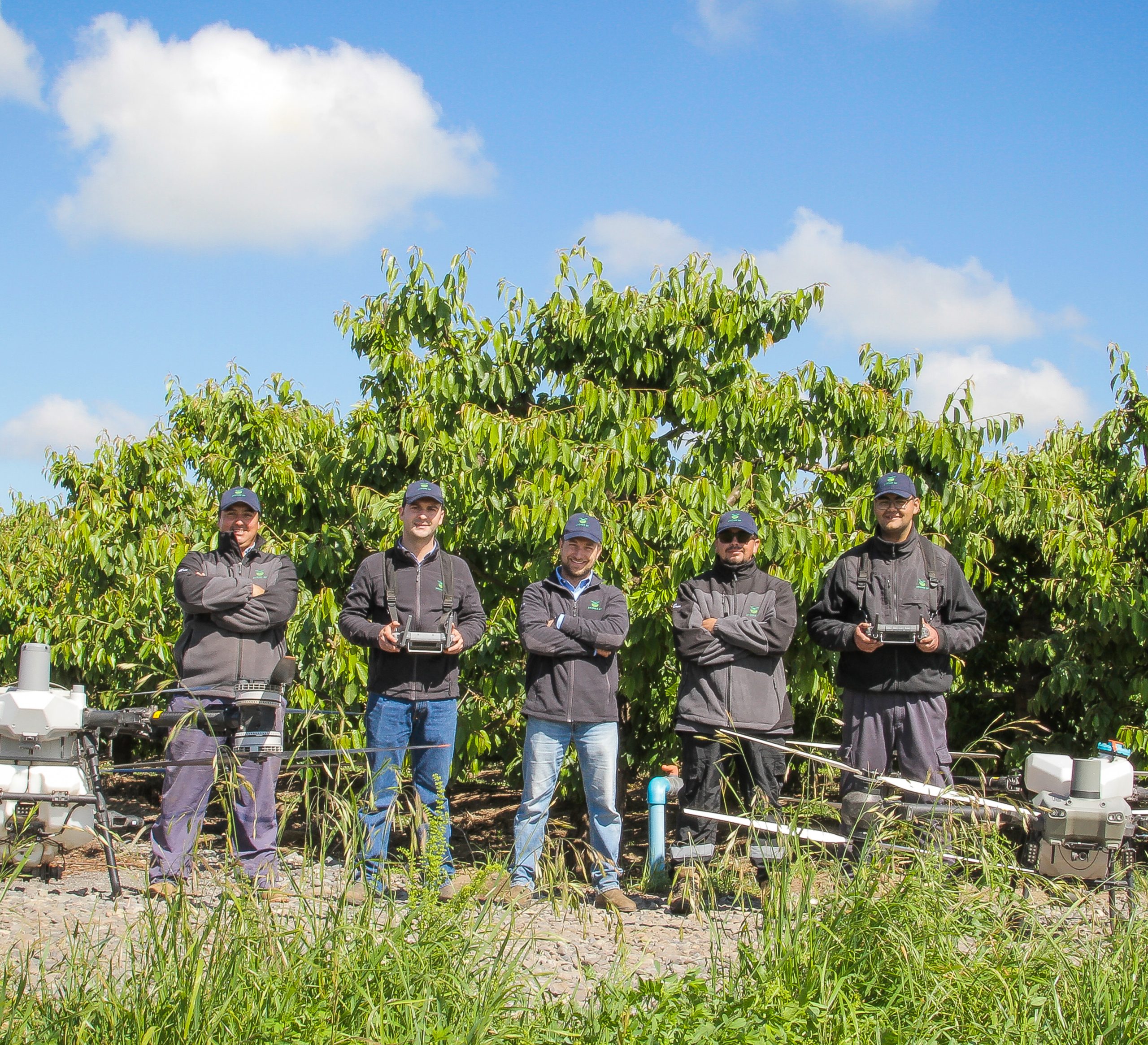 drones agrícolas en Chile con equipo en terreno